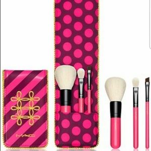 MAC nutcracker sweet essential brush kit